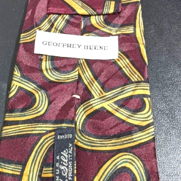 Vintage Geoffrey Beene Men's 100% Silk Tie -Interlocking Circle Motif - Picture 3 of 10